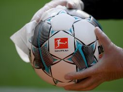 La ola de COVID-19  ha dejado 29 casos positivos que generarán una serie de bajas importantes para los partidos de este finde semana, cuando reinicien las actividades del torneo de futbol alemán. AFP / ARCHIVO