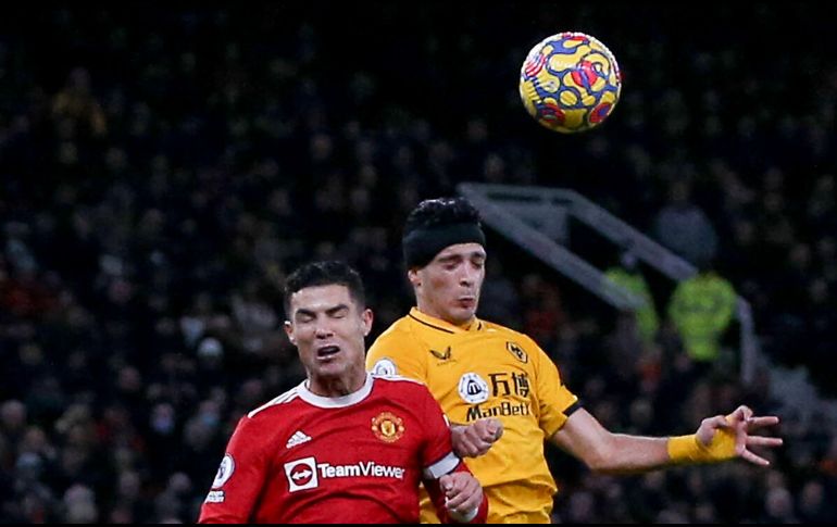 ALTO NIVEL. Cristiano Ronaldo (izq.) del Manchester United, disputó el balón con Raúl Jiménez de los “Wolves”. Xinhua