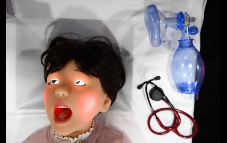 La perturbadora muñeca busca simular los movimientos de un niño que rehúsa recibir un tratamiento. AFP/P. Fallon