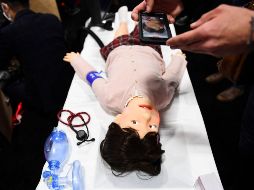 La perturbadora muñeca busca simular los movimientos de un niño que rehúsa recibir un tratamiento. AFP/P. Fallon