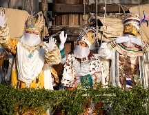 En Jalisco, el pueblo de Cajititlán de los Reyes celebra a Melchor, Gaspar y Baltasar con una procesión con las imágenes por sus calles y navegando por su laguna, como símbolo de veneración y para pedir favores. EFE / E. Fontcuberta