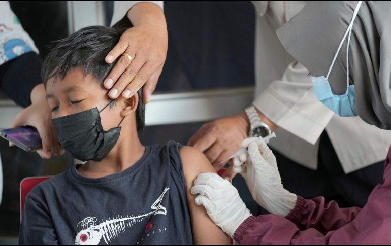 Denuncian que un gran número de niños, niñas y jóvenes debieron viajar a Estados Unidos para poder vacunarse. AP/T. Syuflana