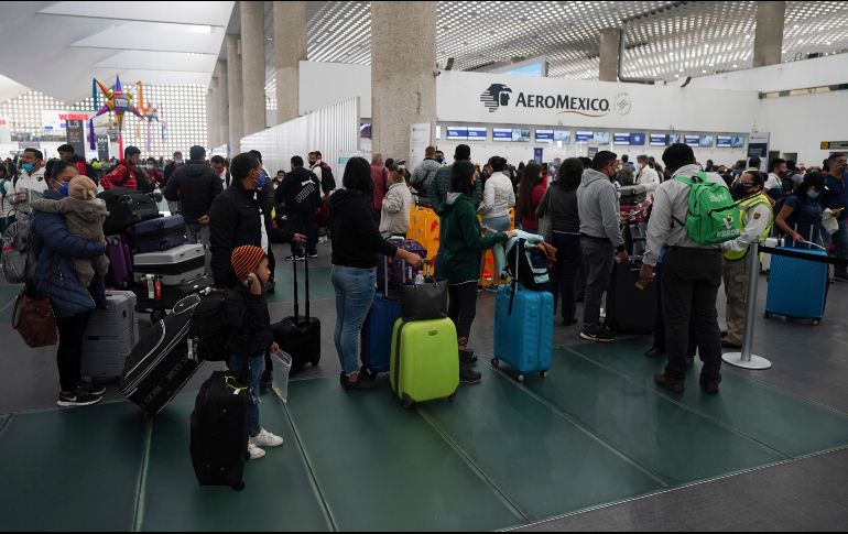 Pasajeros hacen hoy fila en un mostrador de Aeroméxico en el Aeropuerto Internacional de la Ciudad de México. La aerolínea ha registrado varios vuelos cancelados. AP/F. Llano