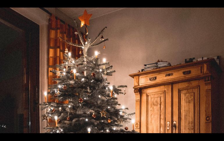 Aunque no existe un consenso sobre cuál es la fecha ideal para retirar el árbol de Navidad, se acosumbra hacerlo inmediatamente después del Día de Reyes Magos. UNSPLASH/ LASSE BERGQVIST