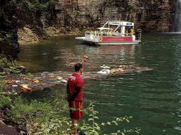 El sábado a mediodía, un gran fragmento rocoso se desprendió de un barranco y cayó encima de cuatro lanchas que paseaban por el lago Furnas. EFE/Departamento de Bomberos de Minas Gerais