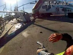 El piloto que no ha sido identificado fue llevado al hospital. En el video se aprecia que tiene la cara cubierta de sangre. AP / LAPD