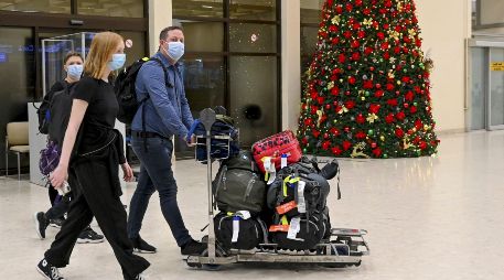 Debido a los contagios, el número de demoras y cancelaciones en vuelos ha ido en aumento. AFP/I. Kodikara