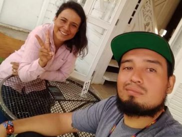 Los biólogos mexicanos Lesli Elisa Nava Flores y David Olaf Santillán González viven en Tonga desde hace dos años. FACEBOOK