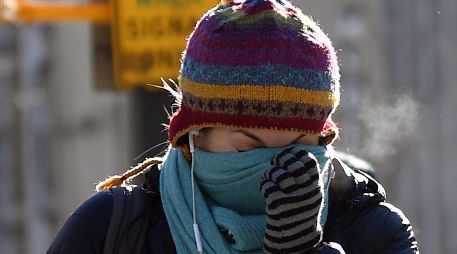 Distintas autoridades en México han mencionado que de tener cualquier síntoma característico de resfriado te asumas como un caso positivo de COVID-19, pero la OMS ha difundido información importante al respecto. AFP / ARCHIVO