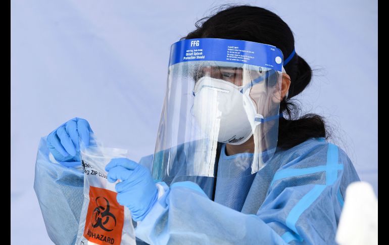 Especialistas señalan que sí hay riesgo de hospitalización y de fallecimiento con ómicron. AFP