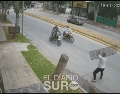 Un comerciante argentino atendió la llamada de auxilio de un repartidor y evitó que se llevaran una motocicleta. TWITTER: @eldiariosur