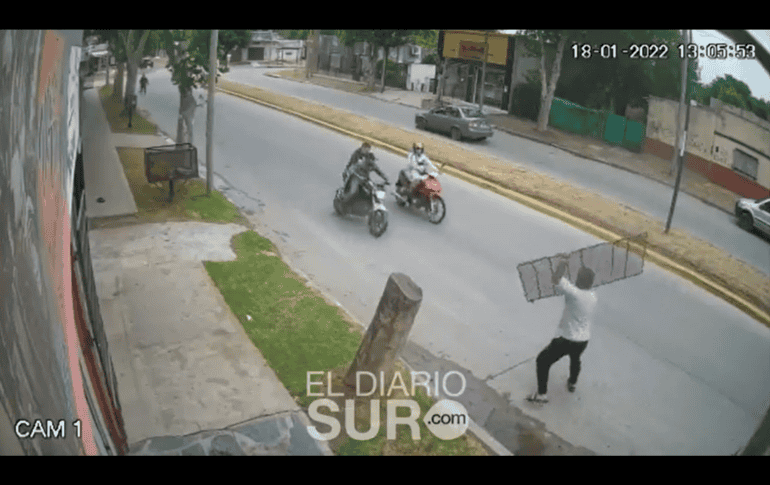 Un comerciante argentino atendió la llamada de auxilio de un repartidor y evitó que se llevaran una motocicleta. TWITTER: @eldiariosur