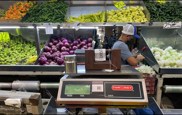 Sebastián Hernández Méndez, titular de Profeco en Guadalajara, hizo un recorrido por la calle Nueve del Mercado donde se vende frutas y verduras. ESPECIAL /