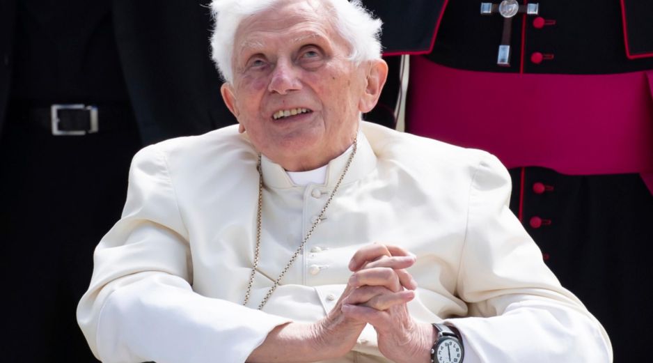 El Papa emérito Benedicto XVI, de 94 años y que vive recluido en el monasterio Mater Ecclesiae del Vaticano desde su renuncia en 2013, expresa 