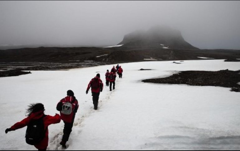 Los científicos recorren la Antártida para conocer mejor el planeta. EFE/A. Valdés