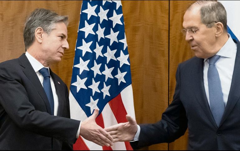Antony Blinken y Serguéi Lavrov prometieron seguir con la mesa de discución para llegar a un acuerdo sin ataques militares. AP/A. Brandon