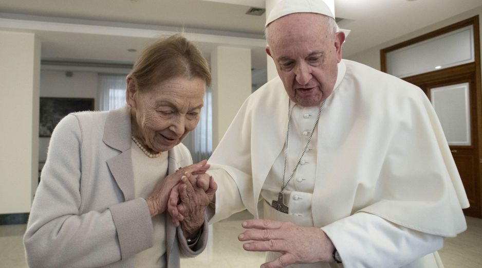 El Papa Francisco se reunió hoy en el Vaticano con la poetisa hebrea de origen húngaro y sobreviviente del Holocausto Edith Bruck. EFE