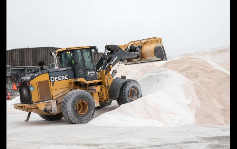 Maquinaria recolecta sal que utilizarán para limpiar la nieve de las calles tras la tormenta. AFP/ S. Eisen