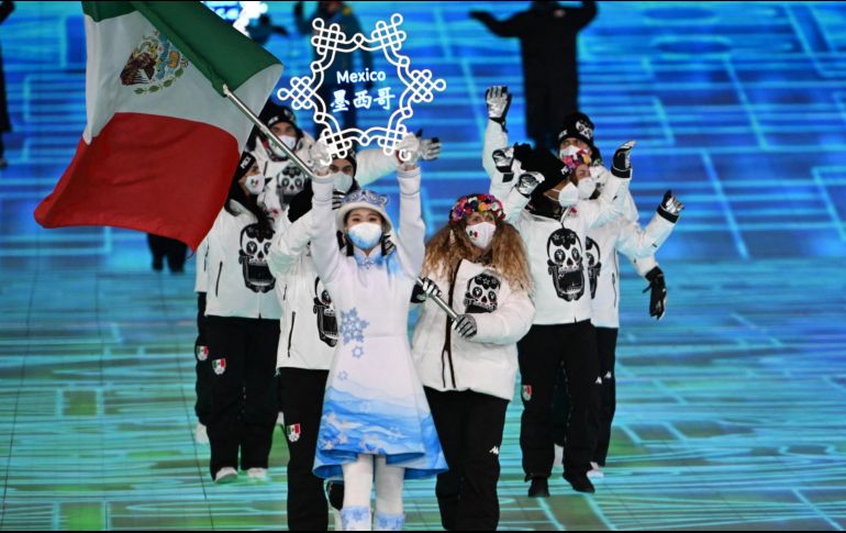 Los abanderados de México Donovan Carrillo y Sarah Schleper encabezaron la delegación tricolor durante la ceremonia de apertura. AFP / M. Vatsyayana