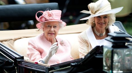 La reina Isabel II con Camila Parker. La monarca cumplirá 70 años en el trono. AP/A. Grant