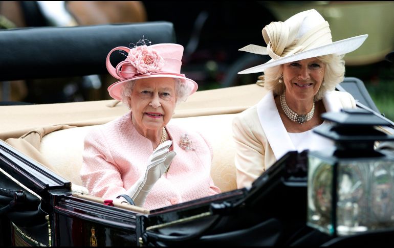 La reina Isabel II con Camila Parker. La monarca cumplirá 70 años en el trono. AP/A. Grant
