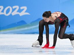 Valieva cometió hoy errores poco frecuentes en ella. De rojo y negro, la rusa salió de la pista entre lágrimas. AFP / M. Vatsyayana