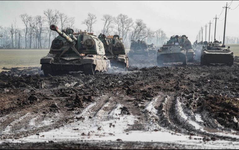 Vehículos blindados rusos estacionados en la carretera en la región de Rostov, Rusia. EFE / Y. Kochekov