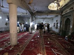 El atentado produjo daños en el interior de la mezquita, donde había esparcidos por el suelo alfombrado restos de las ventanas, que quedaron destrozadas. EFE / B. Arbab