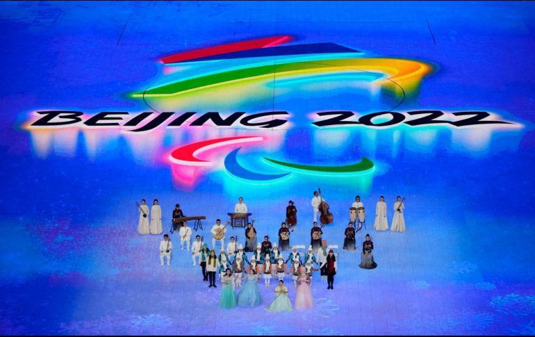 Un grupo de músicos se presenta en el inicio de la ceremonia de inauguración de Beijing 2022 en el Estadio Nacional. AP / D. Alangkara