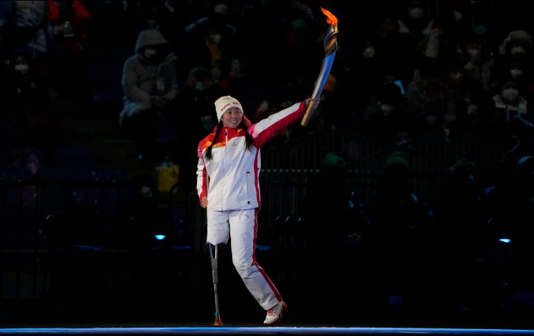 Una atleta paralímpica, con la antorcha olímpica de Beijing 2022. AP / A. Wong