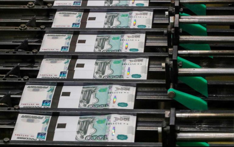La economía rusa se ha visto fuertemente golpeada por las sanciones impuestas por la invasión de Ucrania, el rublo tuvo este lunes su mínimo histórico frente al dólar. EFE/ S. ILNITSKY
