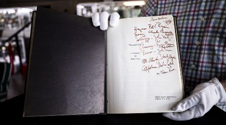 Uno de los primeros manuscritos del padrino, firmado por los actores principales. EFE/ ARCHIVO