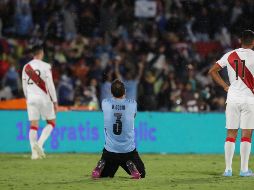El defensa Diego Godín celebró el pase a Qatar tras haber estado en lugares de eliminación dentro de la Conmebol. AFP/R. Martínez