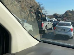 Agentes de la Sedena se logran ver en la carretera Colima-Guadalajara, que registra un intenso congestionamiento. ESPECIAL