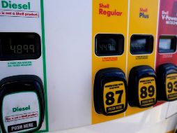 Los precios de las gasolinas en Estados Unidos se han disparado, por lo que cada vez más gente cruza a México a abastecerse. AP/N. Huh