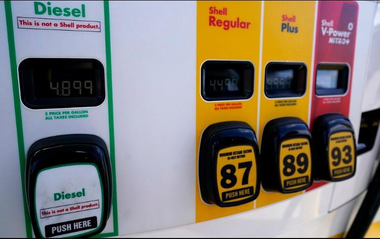 Los precios de las gasolinas en Estados Unidos se han disparado, por lo que cada vez más gente cruza a México a abastecerse. AP/N. Huh