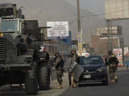 Policías laboran en la Carretera Central durante un toque de queda decretado por el Gobierno, en Lima, Perú. XINHUA/M. Bazo