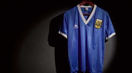 Azul y con el número 10 estampado, la camiseta ha tenido un único dueño en estos 35 años: el mediocampista inglés Steve Hodge, que cambió la suya con Maradona tras el final del partido. AFP / ESPECIAL