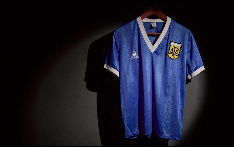 Azul y con el número 10 estampado, la camiseta ha tenido un único dueño en estos 35 años: el mediocampista inglés Steve Hodge, que cambió la suya con Maradona tras el final del partido. AFP / ESPECIAL