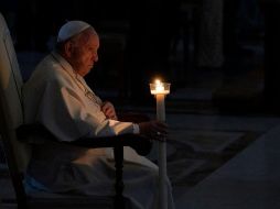 En la ceremonia, el Papa encendió el cirio pascual y marcó la vela con la inscripción de la primera y la última letra del alfabeto griego. EFE/C. Peri