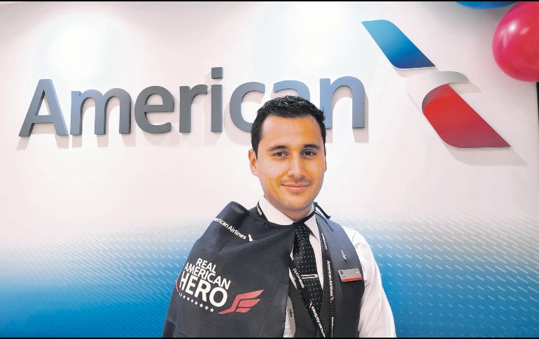 Luis Alonso Ramírez López recibió por parte de su aerolínea el reconocimiento Real American Hero. ESPECIAL
