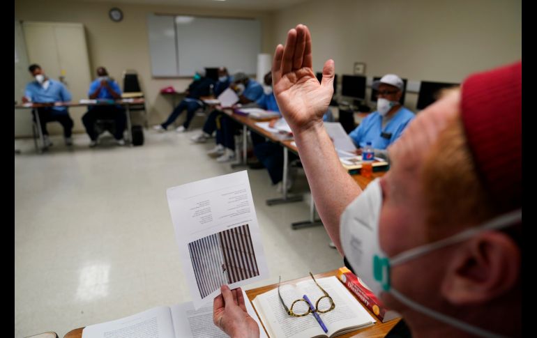 Los reclusos de la Prisión Estatal San Quentin pueden tomar clases de literatura, astronomía, gobierno estadounidense y precálculo para obtener un título de técnico superior universitario. AP/E. Risberg