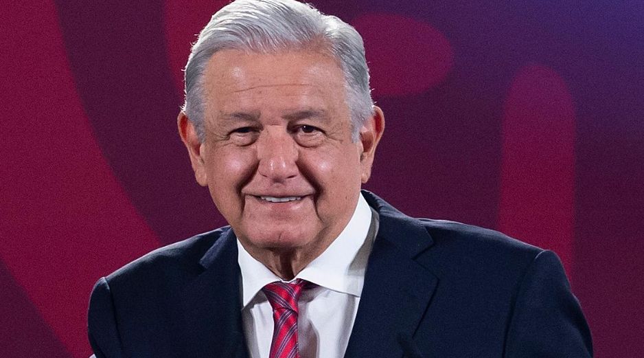 El Presidente López Obrador exhibe un mensaje que la senadora panista Lilly Téllez escribió en redes sociales contra de 