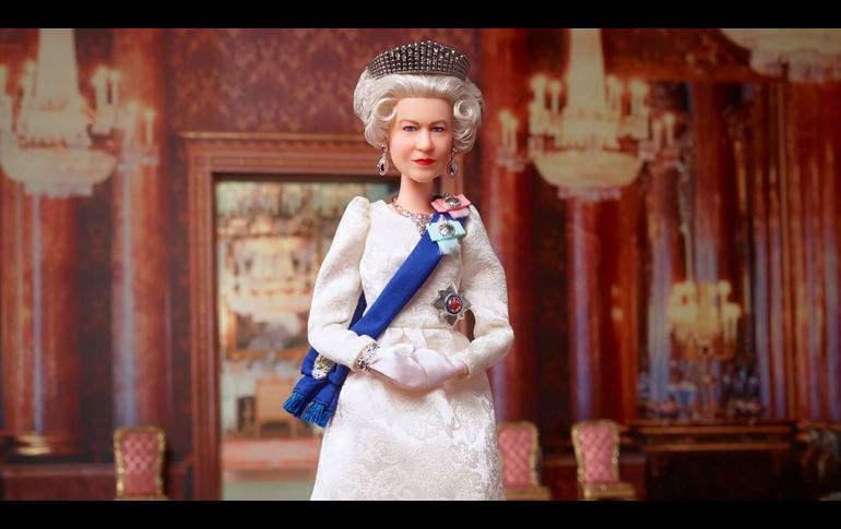 En el cumpleaños 96 de Isabel II, Mattel lanzó a la venta una Barbie como homenaje a sus siete décadas en el trono británico. INSTAGRAM @BARBIE