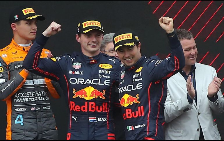 Verstappen y “Checo” Pérez hicieron una sincronía perfecta para Red Bull. EFE