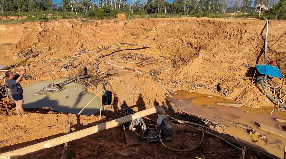 La policía visitó el sitio de la mina abandonada que sepultó a las 12 mujeres de Indonesia. AFP/M. Agussalim