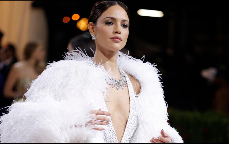 La mexicana, Eiza González, se robó la mirada de los asistentes al lucir un sensual vestido blanco lleno de brillos. EFE / J. Lane