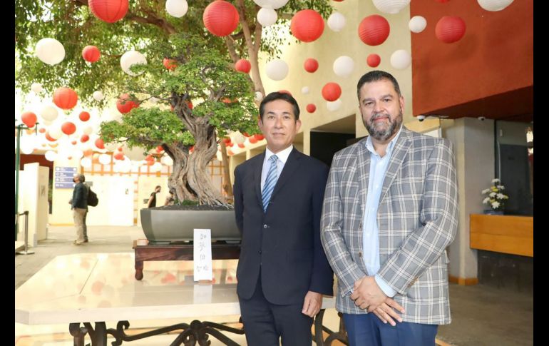 Excmo Fukushima (embajador de Japón en México) y Víctor Flores (presidente del Club Atlas). CORTESÍA