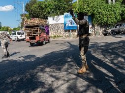 Policías haitianos hacen controles en las calles tras confirmarse un secuestro masivo este lunes, en Puerto Príncipe. EFE/J. Sabin