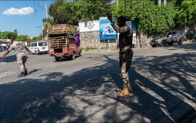 Policías haitianos hacen controles en las calles tras confirmarse un secuestro masivo este lunes, en Puerto Príncipe. EFE/J. Sabin
